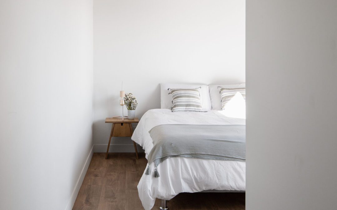 5 WAYS TO FILL THE SPACE ABOVE YOUR BED
